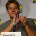 justin hartley net worth: career & family 2 justin hartley at a san diego comic-con panel in july 2010
