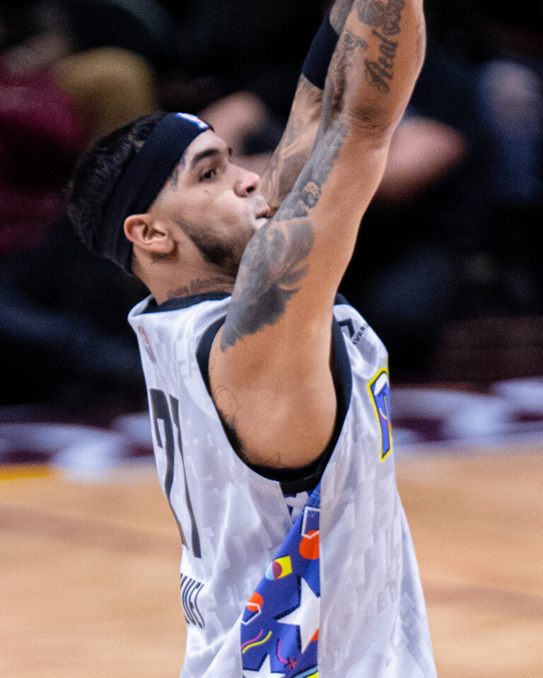 anuel aa taking a shot at the 2022 nba all-star celebrity game